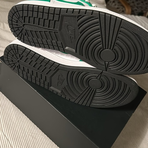 [DQ8426-301] Mens Air Jordan 1 MID 'LUCKY GREEN'
NWOT! - Picture 6 of 8